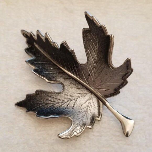 Vintage Black & Grey Ombre Maple Leaf Brooch – Fall Inspired Jewelry - Picture 2 of 6